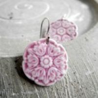 Porcelain Earrings - Queen Victoria - White with mauve purple - Gloss.