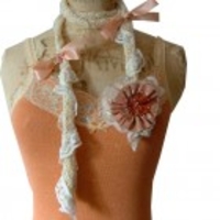 Skinny knit scarf with corsage...