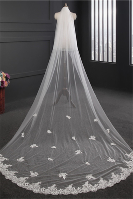 Elegant Lace Applique Edge
Wedding Gloves with Appliques