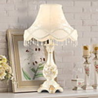 European-Style Rustic Table Lamp With Carved Light Base