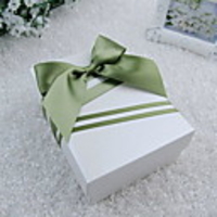 Nice Cuboid Pink Favor Box With Green Ribbon (Set of 30)